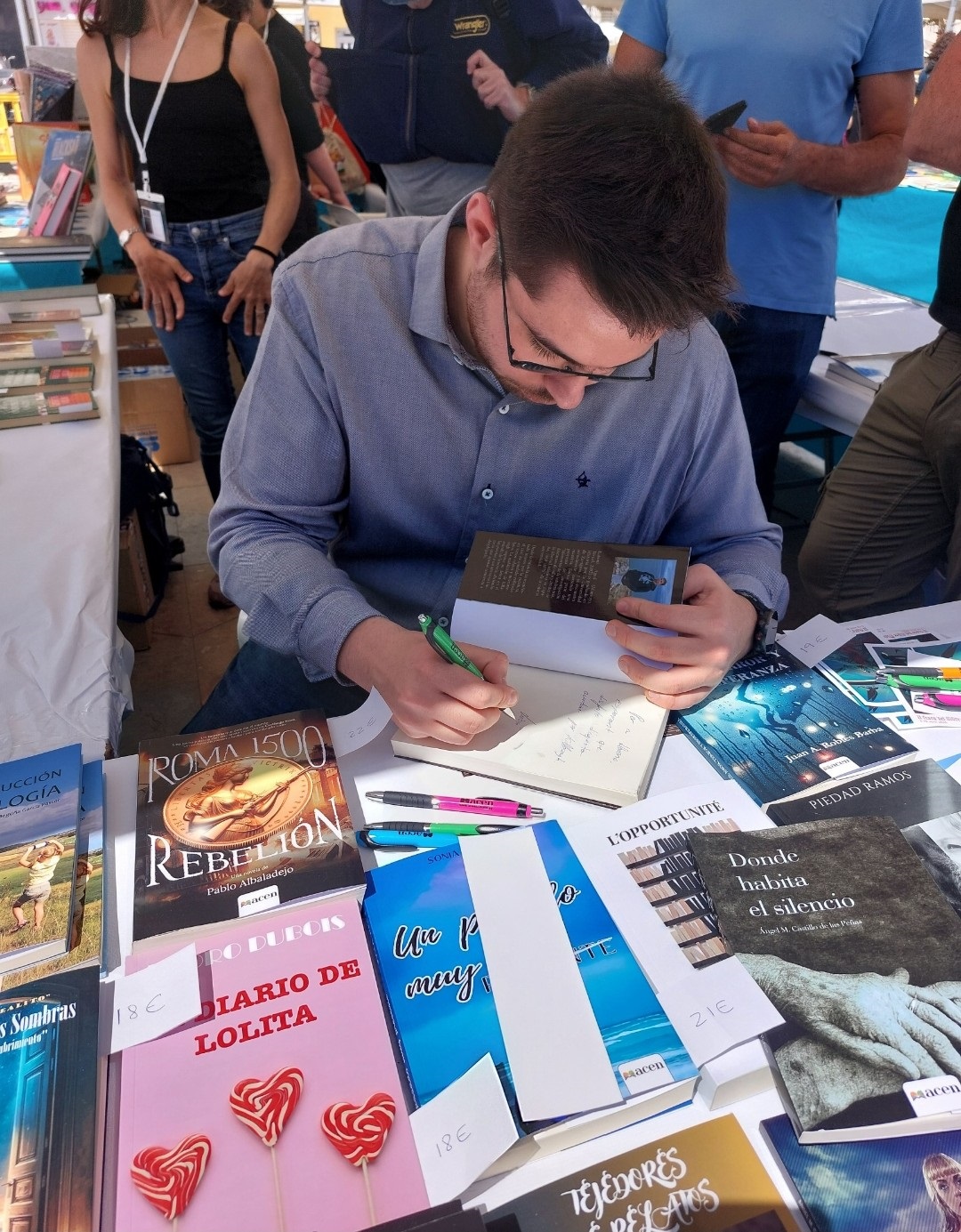 Luis Miguel Agud Sorlí firmando ejemplares en una feria del libro